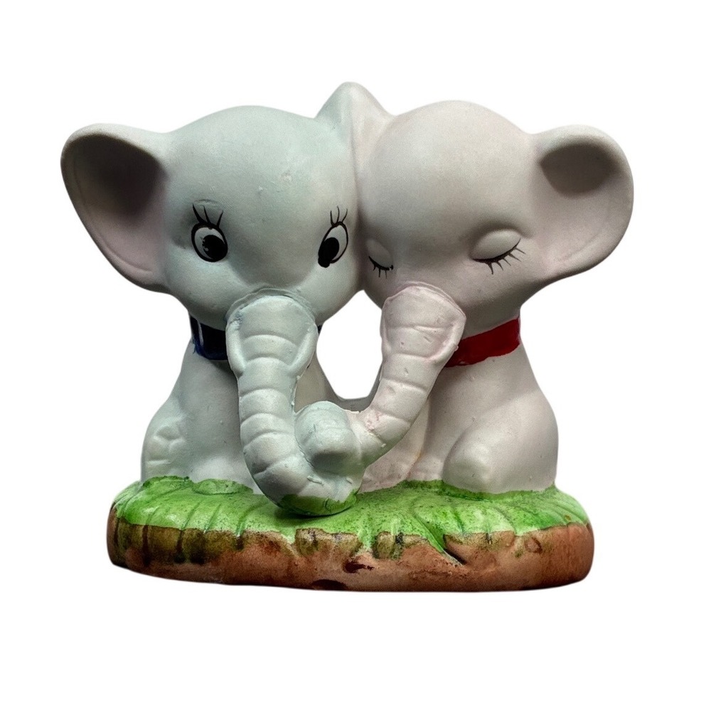 Vintage Artmark Elephants Snuggling Figurine 1970s Made in Taiwan 4" wide‎